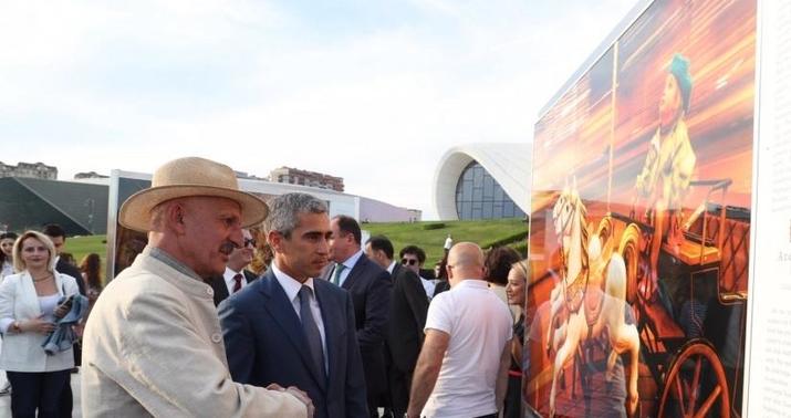 Heydər Əliyev Mərkəzinin parkında sərgi -