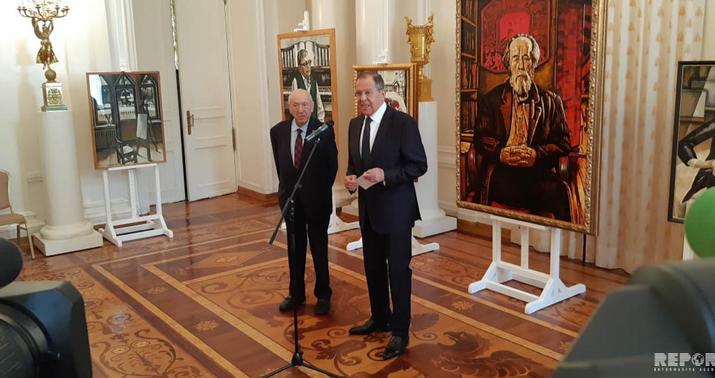 Lavrov azərbaycanlı rəssamın sərgisində -