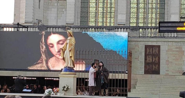 Azərbaycanlı müğənni Fransanın tarixi qəsrində çıxış etdi
