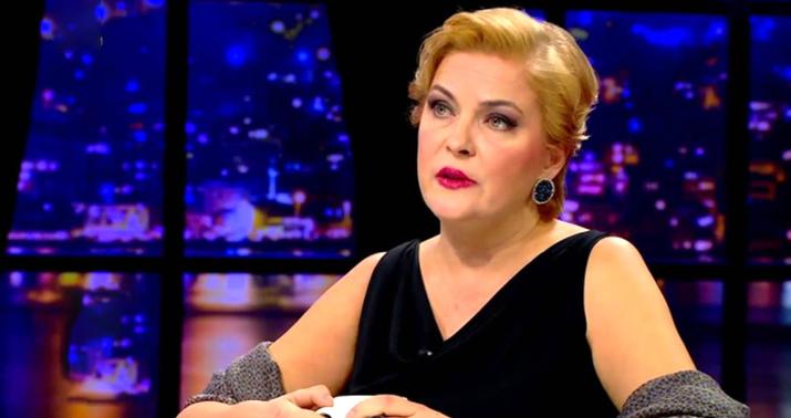 58 yaşlı aktrisa bikinili pozu ilə illərə meydan oxudu –