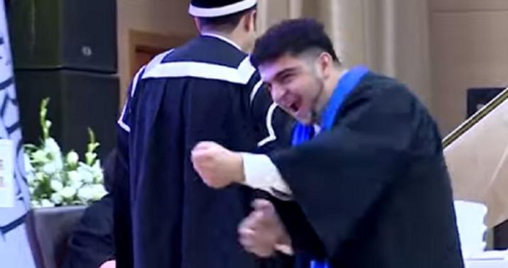 Tələbə diplomunu oynaya-oynaya aldı -