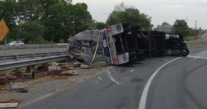 Şamaxıda yük avtomobili dərəyə aşdı -