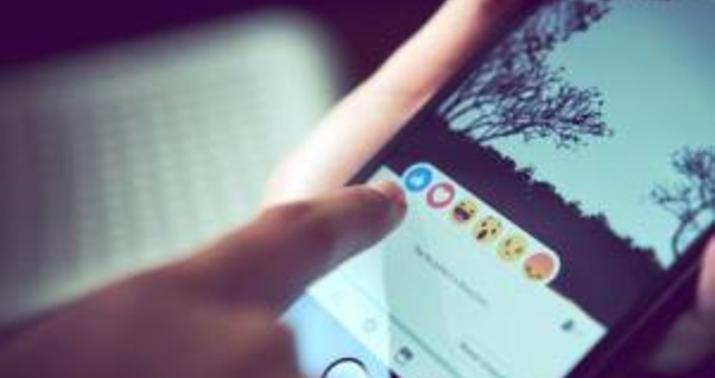 “Facebook” səsli mesajları dinləyir?