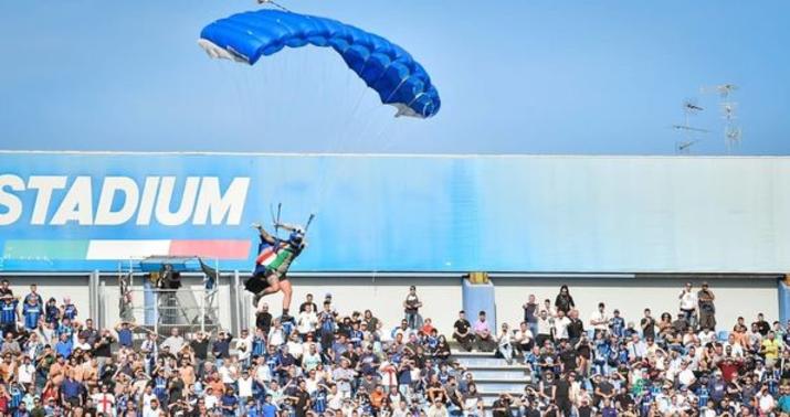 Futbol matçı zamanı paraşütlə stadiona endi - Video