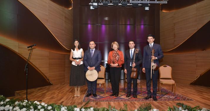 Emma Nikolson Muğam Mərkəzində -