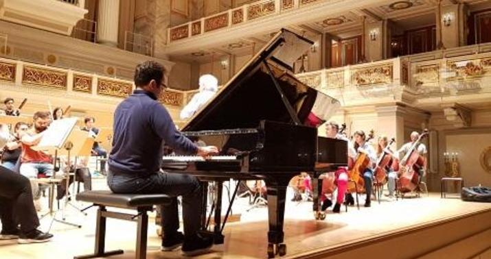 Qabil Hüseynlinin oğlu Almaniyada möhtəşəm konsert verdi -