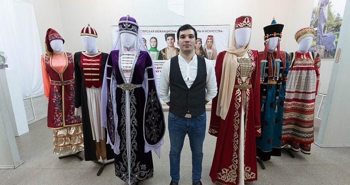 Rusiyada yaşayan azərbaycanlı sərgi keçirdi