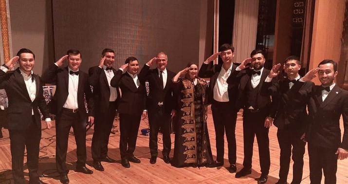 Özbəkistanın xalq artisti Bakıda əsgər salamı verdi -