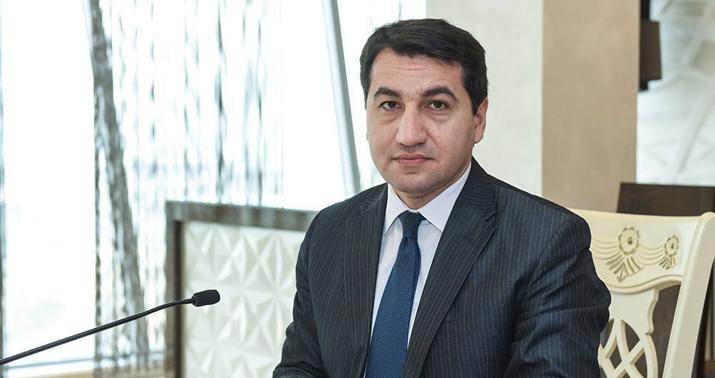 Hikmət Hacıyev xarici jurnalistlər üçün brifinq keçirdi