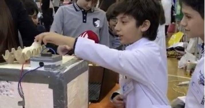 Azərbaycanda şagirdlər inkubator aparatı hazırladılar -