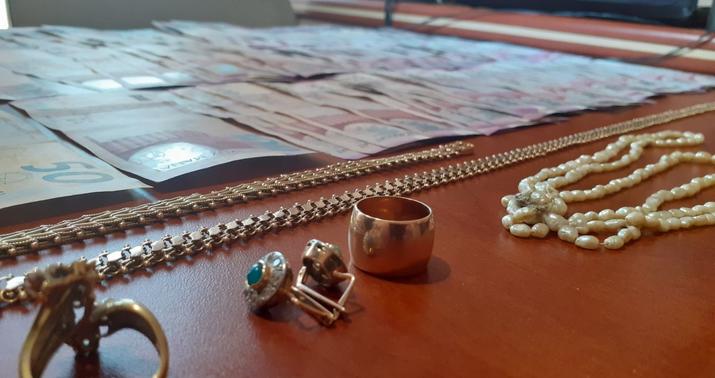 Abşeronda evlərdən pul və qızıl oğurlandı