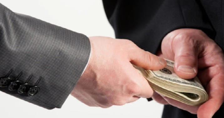 Rüşvət almaqda ittiham olunan vəzifəli şəxslərin işi –