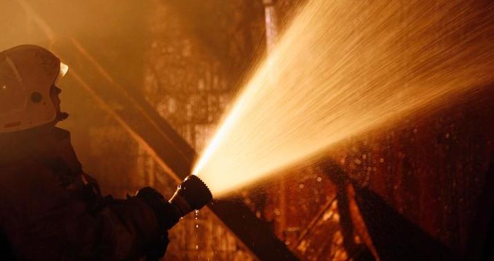 Daha bir ikimərtəbəli ev yandı