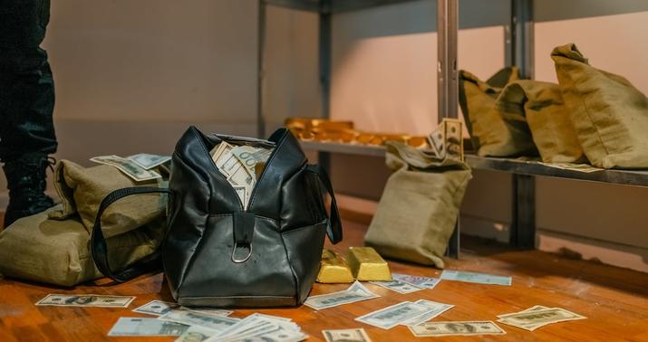 Yeznə qaynının evini qarət etdi –