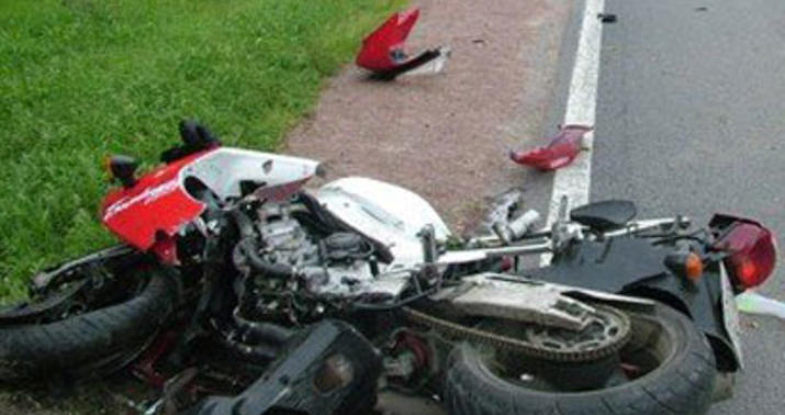 Qusarda motosiklet dərəyə aşdı -