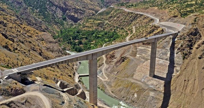 Almaniyada nəhəng körpü 20 metr sürüşdürüldü