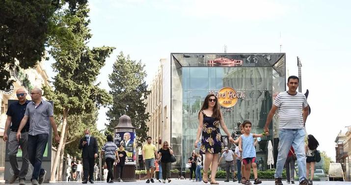 Karantin yumşaldıldı, insanlar küçələrdə... -