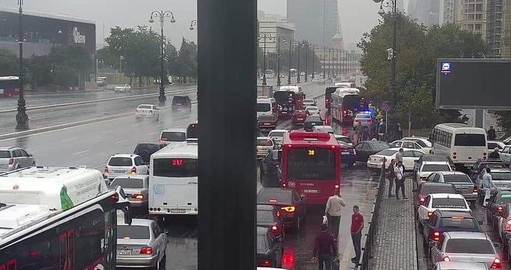 Heydər Əliyev prospektində qəza: Sıxlıq yarandı -