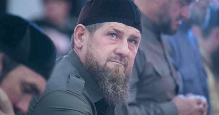 "Çeçen"lər kilsədə ayaqqabı yudu, Kadırov cavab verdi: