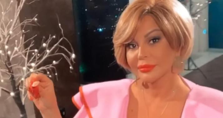 Aygün Kazımova imicini dəyişdi: Çəhrayı sinə dekolteli əlbisədə... -