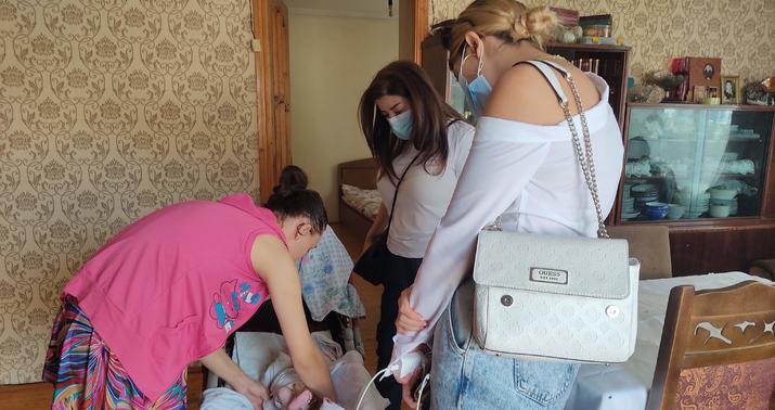 Dünyaya qız gətirdiyinə görə tərk edilən Asya -