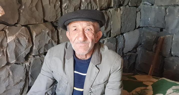 Özünə ayaqqabı almayıb əsgərə 180 manat köçürən Hikmət baba -