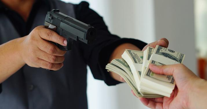 Bakı sakinini bıçaqla hədələyib pulunu aldılar