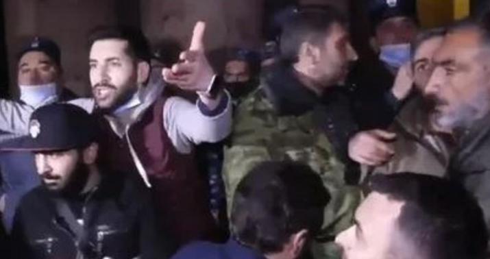 İrəvanda prezident iqamətgahı qarşısında toqquşma