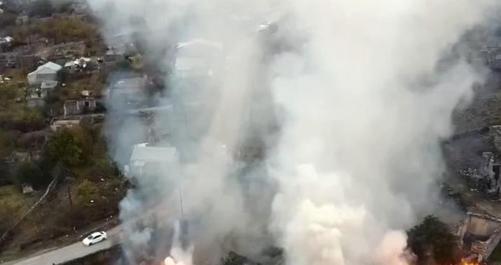 Ermənistan silahlı qüvvələri Kəlbəcərdən çıxarkən postları da yandırırlar