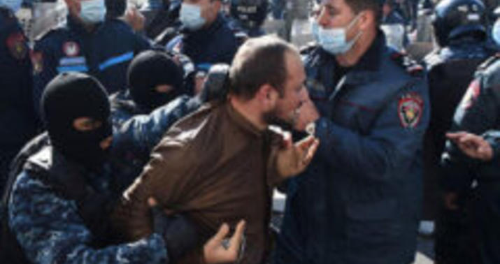 Ermənistan parlamenti qarşısında aksiya başladı