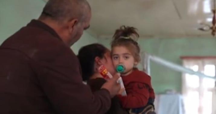 Nobelçi türk Gəncədə 3 yaşlı Xədicəyə yardım ayırdı