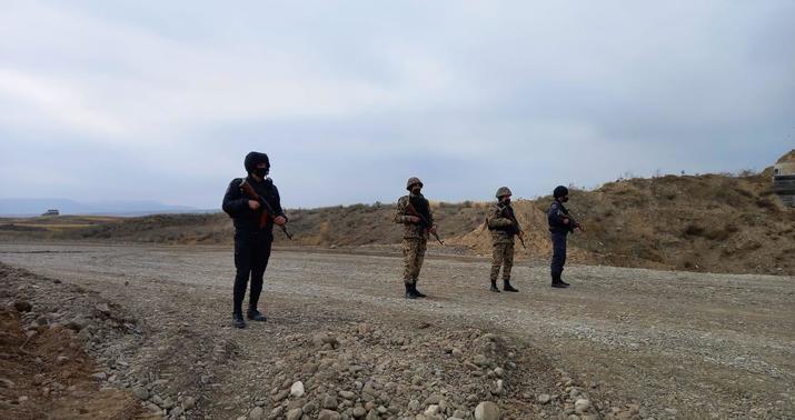 Azad olunmuş əraziyə keçmək istəyən şəxs polisə hücum etdi