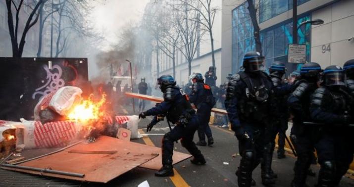 Makron əleyhinə etirazlar böyüyür: