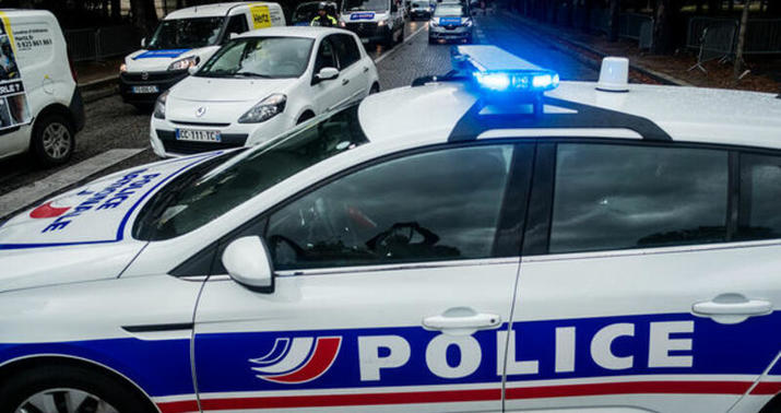 Fransada bıçaqlı şəxs polislərə hücum etdi