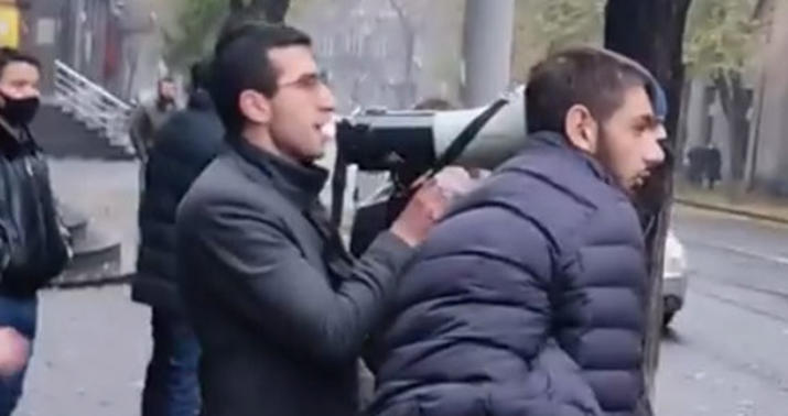 Paşinyanın korteji yumurta atəşinə tutuldu –