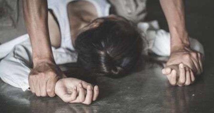 Yaşlı kişi dəli qadını evinə apardı, təcavüz etdi, doğulan uşaq... –