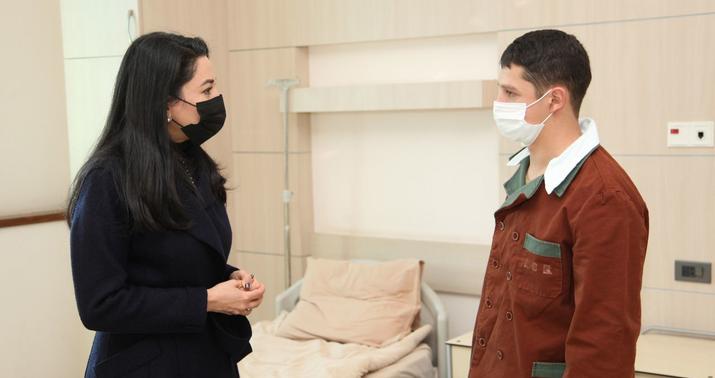 Ombudsman yaralanmış hərbçilərə baş çəkdi -