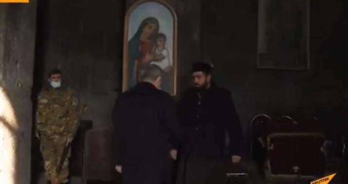 Ermənistan baş nazirini pərt edən keşiş hədəfdə -