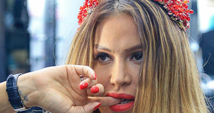 "Baş tacı etdiyiniz müğənnilər..." -