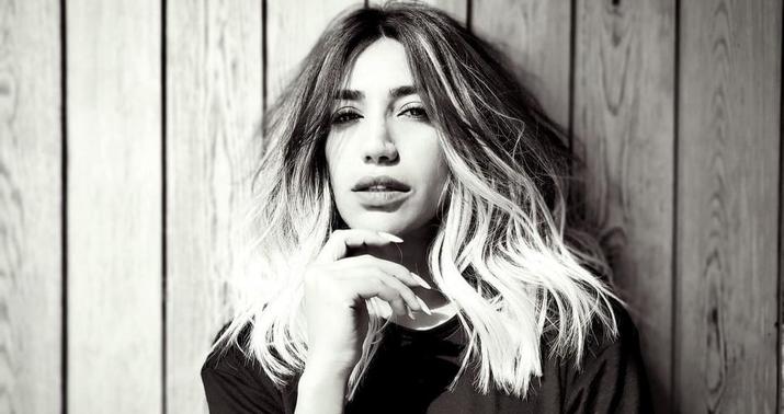 Tanınmış şairə Röyanın bağ evindən danışdı -