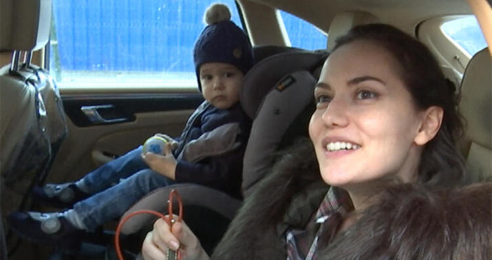 Fəxriyyə Evcən oğlu ilə tıxacda belə görüntüləndi -