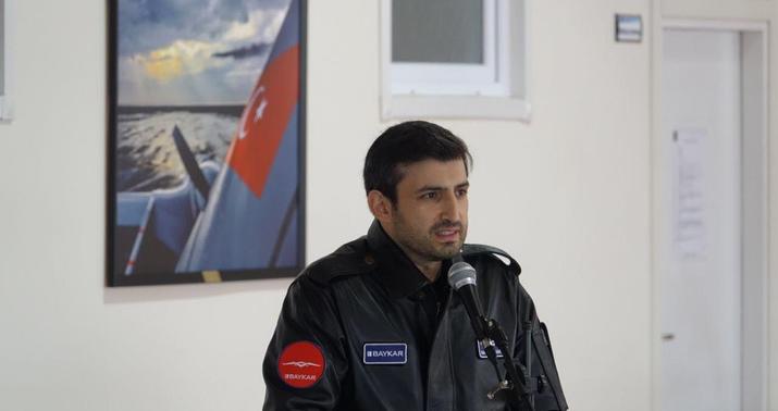 Səlcuk Bayraktar Azərbaycan hərbçilərinə sertifikat verdi -