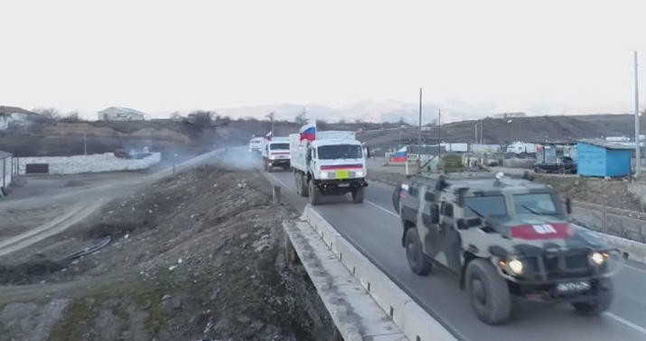 Rus sülhməramlıları Kəlbəcərə tikinti materialları çatdırdı -