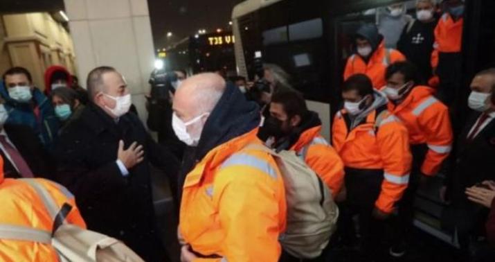 Cavuşoğlu girov götürülən 15 dənizçini İstanbulda qarşıladı -