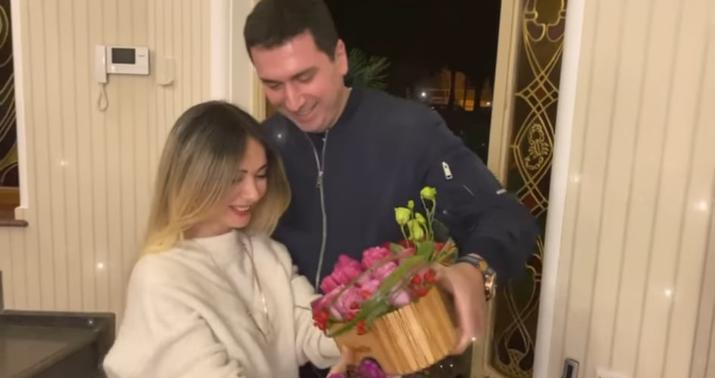 Mananaya villasında həyat yoldaşından sürpriz... -