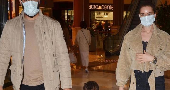 Məşhur cütlük oğulları ilə alış-veriş mərkəzində... -