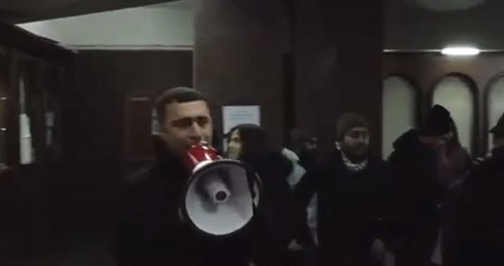 Bir qrup etirazçı İrəvanda hökumət binasına daxil oldu -