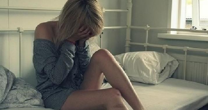 Lənkəranda hadisə: Gənc qız sevgilisini yataqda qanına boyadı –