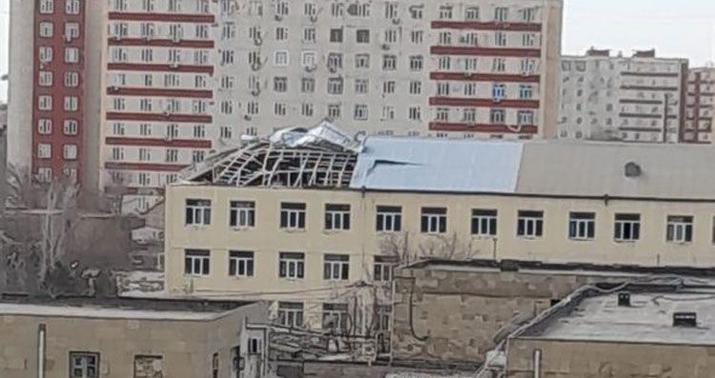 Bakıda güclü külək daha bir məktəbin dam örtüyünü uçurdu -