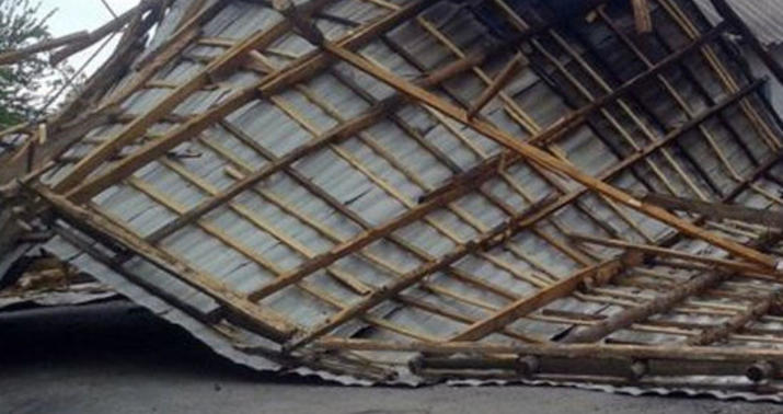 Bakıda güclü külək orta məktəbin dam örtüyünü uçurdu